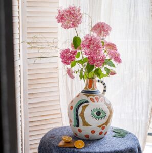 Bình hoa trang trí bàn ăn – điểm nhấn nhỏ tạo cảm xúc lớn