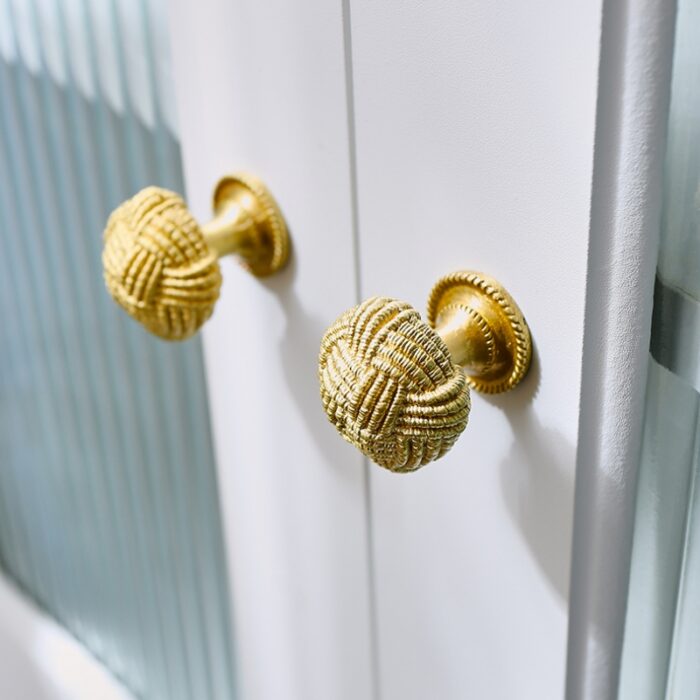 Tay nắm ngăn kéo hình cuộn len bằng đồng ZML113